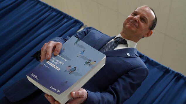 Le ministre des Finances du Québec, Eric Girard, tient le budget du Québec dans ses mains.