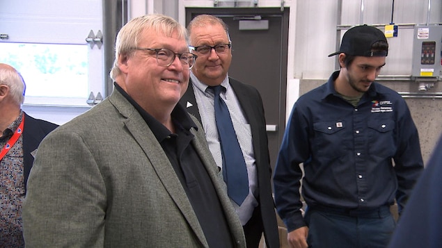 Gaétan Barrette sourit, entouré du président de la Commission scolaire du Fer et d'un étudiant. Gaétan Barrette sourit, entouré du président de la Commission scolaire du Fer et d'un étudiant.