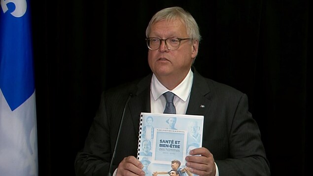 Le ministre de la Santé et des Services sociaux, Gaétan Barrette, lors d'une conférence de presse pour présenter une politique d'intervention auprès des hommes en difficulté. Le ministre de la Santé et des Services sociaux, Gaétan Barrette, lors d'une conférence de presse pour présenter une politique d'intervention auprès des hommes en difficulté.