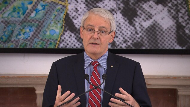 Le ministre fédéral des Transports Marc Garneau répond aux questions des journalistes lors d'une conférence de presse à Montréal, pour le lancement du Défi des villes intelligentes.
