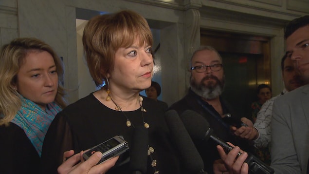 La ministre Hélène David, entourée de journalistes La ministre Hélène David, entourée de journalistes
