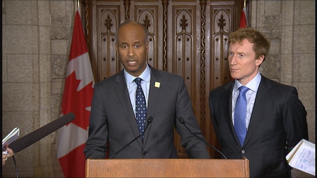 Le ministre fédéral de l’Immigration des Réfugiés et de la Citoyenneté, Ahmed Hussen, et son collègue Mark Miller. Le ministre fédéral de l’Immigration des Réfugiés et de la Citoyenneté, Ahmed Hussen, et son collègue Mark Miller.