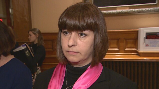La ministre des Affaires francophones Marie-France Lalonde répond aux questions d'une journaliste. La ministre des Affaires francophones Marie-France Lalonde répond aux questions d'une journaliste.
