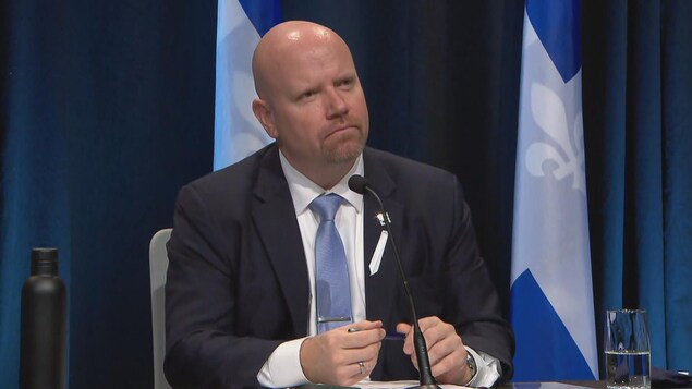 Ian Lafrenière à la table de presse.
