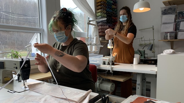 Pascale Boudreault et Julie-Vanessa Tremblay travaillent à leur poste de couture.