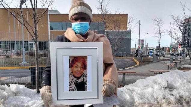Days after Mireille Ndjomouo's death, her family and friends protested outside Charles-Le Moyne Hospital, demanding answers. (Delphine Jung/Radio-Canada)
