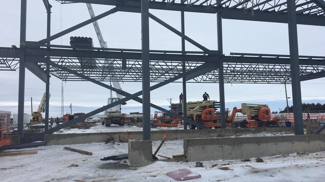 Les ouvriers ont le défi de terminer la construction de l'usine d'ici le printemps prochain Les ouvriers ont le défi de terminer la construction de l'usine d'ici le printemps prochain