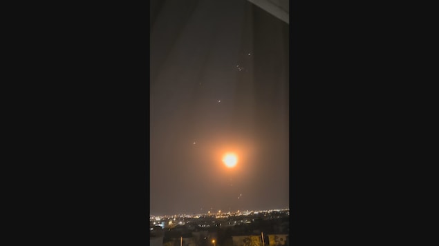 Des anti-missiles américains explosent dans le ciel.