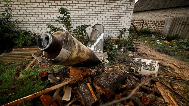 Un missile russe est vu gisant dans le jardin d'une maison, mardi matin. 