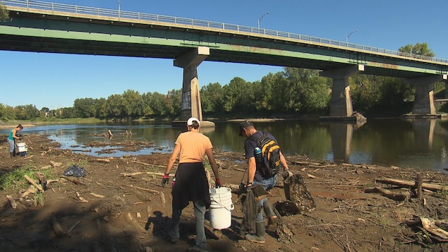 Des citoyens se mobilisent pour nettoyer les berges à Sherbrooke