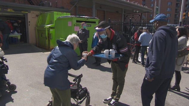 Des milliers de repas chauds distribués pour Pâques à Ottawa, un record pour La Mission