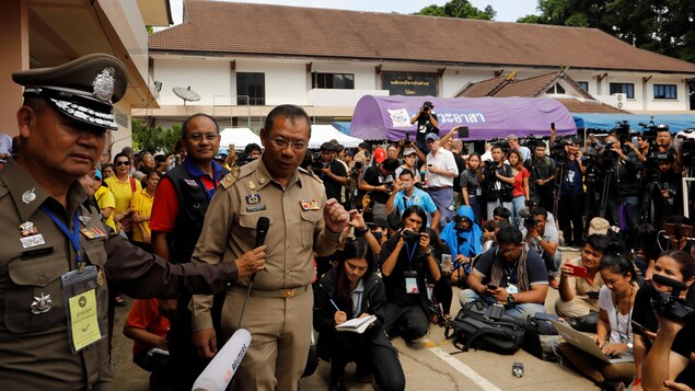 Narongsak Osottanakorn, l’ancien gouverneur de la province de Chiang Rai et le chef de la mission de secours, participe à une conférence de presse après avoir lancé la deuxième phase de l’évacuation de la grotte du nord du pays dans laquelle se trouvent neuf personnes. Narongsak Osottanakorn, l’ancien gouverneur de la province de Chiang Rai et le chef de la mission de secours, participe à une conférence de presse après avoir lancé la deuxième phase de l’évacuation de la grotte du nord du pays dans laquelle se trouvent neuf personnes.