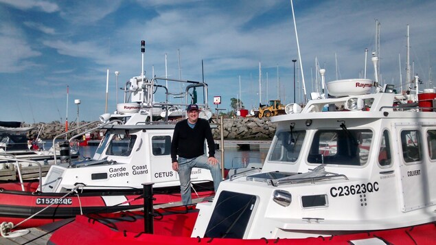 Le chercheur Peter Galbraith photographié devant le Colvert, l'un des deux navires ayant servi à la cueillette de données effectuée du 2 au 9 juillet dans le fjord du Saguenay. La photo est prise à la marina. Le chercheur Peter Galbraith photographié devant le Colvert, l'un des deux navires ayant servi à la cueillette de données effectuée du 2 au 9 juillet dans le fjord du Saguenay. La photo est prise à la marina.
