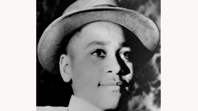 Emmett Louis Till avait 14 ans quand il a été kidnappé, torturé et tué en 1955 au Mississippi. Emmett Louis Till avait 14 ans quand il a été kidnappé, torturé et tué en 1955 au Mississippi.