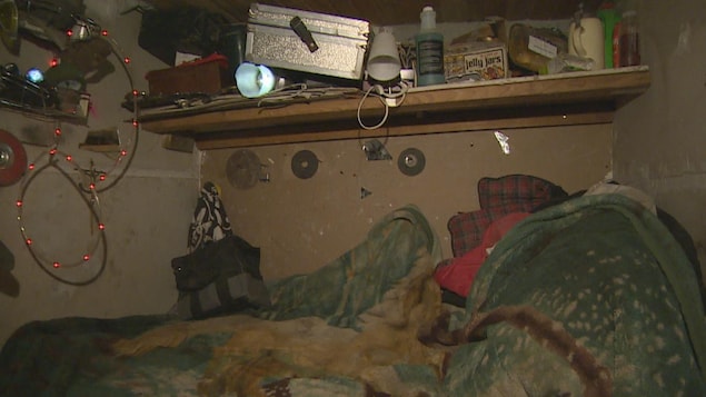 Un lit avec des couvertures Un lit avec des couvertures