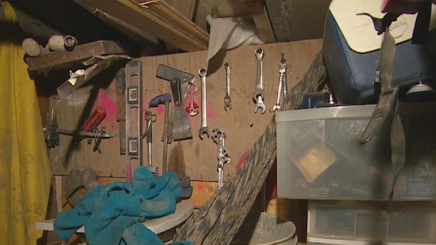 Des outils accrochés au mur Des outils accrochés au mur