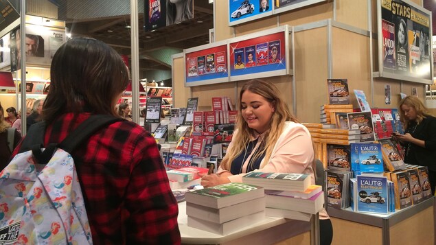 Anna Todd en séance de signatures lors du Salon du livre de Montréal en 2016