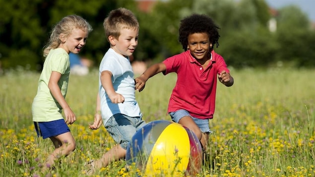 Des enfants jouant à l'extérieur Des enfants jouant à l'extérieur
