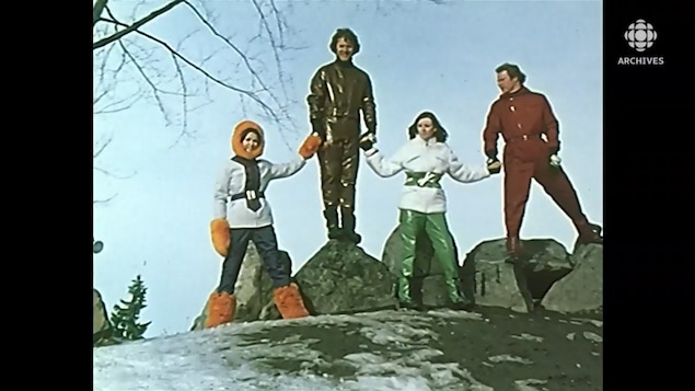 Deux mannequins femmes et deux mannequins hommes posent sur des rochers du mont Royal avec des vêtements d'hiver.