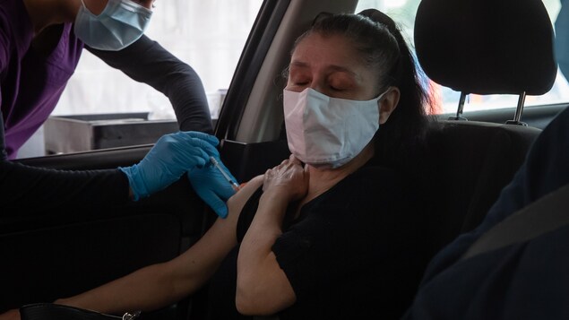 5月5日， BC省高貴林的快速疫苗通道，護士在為駕車人士接種莫德納疫苗。
