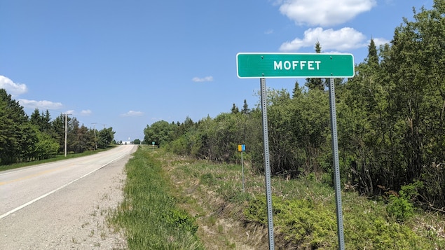 L'affiche indiquant l'entrée de Moffet, à droite de la route.