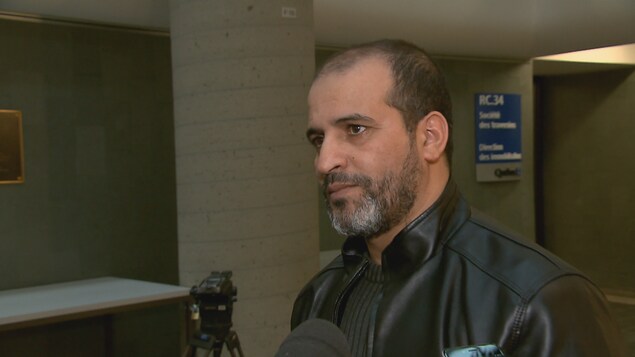 Mohamed Khabar s'entretient avec les journalistes à sa sortie de la salle d'audience. Mohamed Khabar s'entretient avec les journalistes à sa sortie de la salle d'audience.