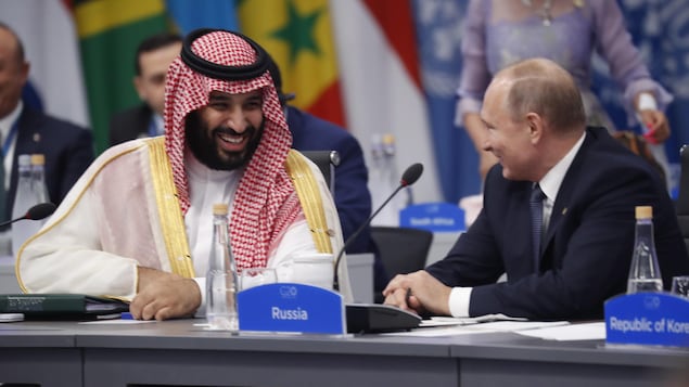 Le prince Saoudien Mohammed ben Salmane rit avec le président russe Vladimir Poutine.