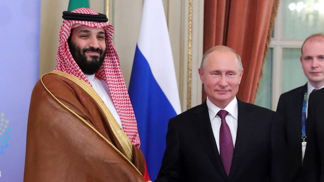Le prince héritier Mohammed ben Salmane et le président russe Valdimir Poutine se serrent la main.