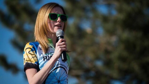 Molly Schoo parle de ce qu'elle a vécu devant un auditoire lors d'une campagne de financement pour l'organisme Jack Ride. Molly Schoo parle de ce qu'elle a vécu devant un auditoire lors d'une campagne de financement pour l'organisme Jack Ride.