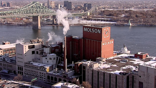 Vue aérienne de l'usine de Molson, avec le fleuve Saint-Laurent et le pont Jacques-cartier en arrière-plan. Vue aérienne de l'usine de Molson, avec le fleuve Saint-Laurent et le pont Jacques-cartier en arrière-plan.