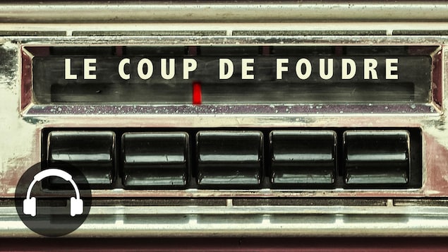 La radio d'une vieille voiture avec la légende « le coup de foudre ».