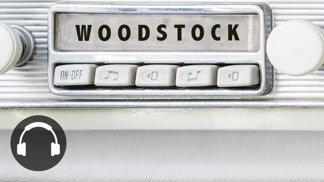 La radio d'une vieille voiture avec la légende « Woodstock ».