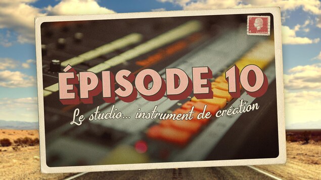 Carte postale illustrant l'épisode 10 de la série audio Mon Amérique. Gros plan sur une console de studio.