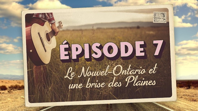 Carte postale illustrant l'épisode 7 de la série audio Mon Amérique. Une personne porte une guitare dans un champ.
