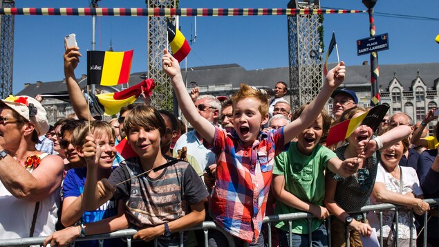 Une foule, drapeaux de la Belgique à la main, assiste à un rassemblement en juillet 2013, lorsque le roi Albert II a quitté le trône Une foule, drapeaux de la Belgique à la main, assiste à un rassemblement en juillet 2013, lorsque le roi Albert II a quitté le trône