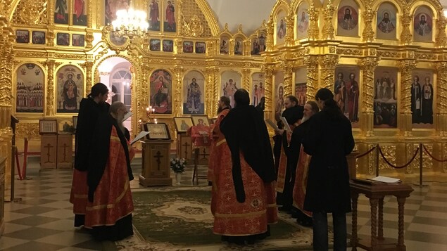 Les moines de Solovki célèbrent régulièrement des messes à la mémoire des 15 000 prisonniers qui ont trouvé la mort quand le monastère a été transformé en prison puis en camp de travail.  