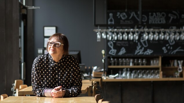 Une photo de Monique Savoie dans le bistro de la SAT. Une photo de Monique Savoie dans le bistro de la SAT.