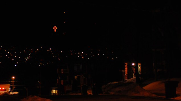 La croix illuminée située au sommet du mont Bellevue est devenue un des symboles forts de Sherbrooke. La croix illuminée située au sommet du mont Bellevue est devenue un des symboles forts de Sherbrooke.