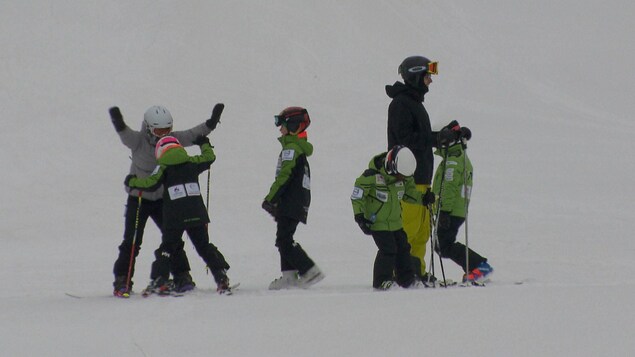 Jeunes skieurs à la station Mont-Castor.