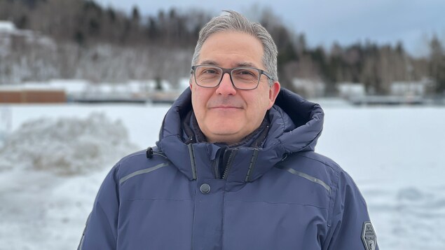 portrait du maire à l'extérieur en hiver.