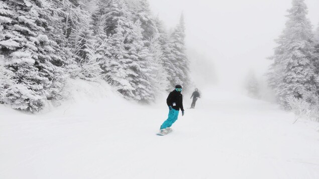 Des adeptes de sport de glisse au Mont Orford.