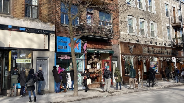 Des clients dans une longue file d'attente qui s'étire sur le trottoir de l'avenue du Mont-Royal.