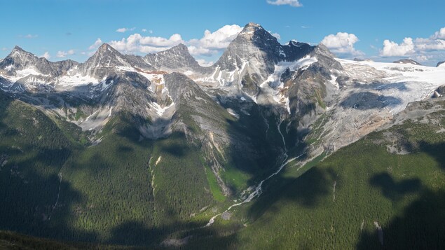 Une photo du mont Sir Donald et du glacier Illecillewaet. Une photo du mont Sir Donald et du glacier Illecillewaet.