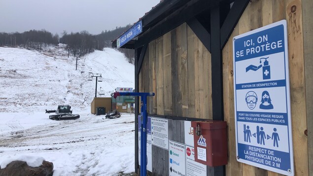 Affiche sur laquelle on suggère le port du masque et le lavage des mains.