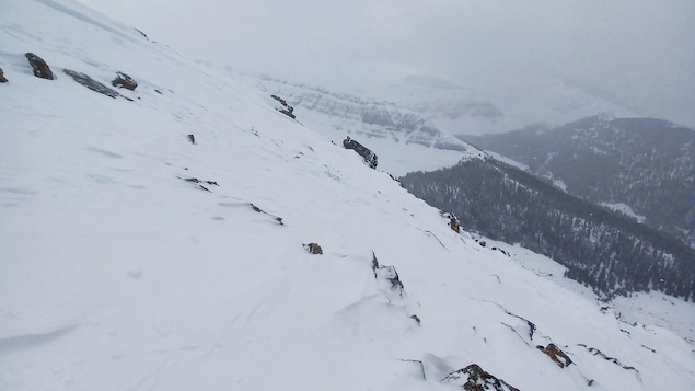 Une montagne située dans une zone à risque considérable, selon l'échelle de risque d'avalanche d'Avalanche Canada.