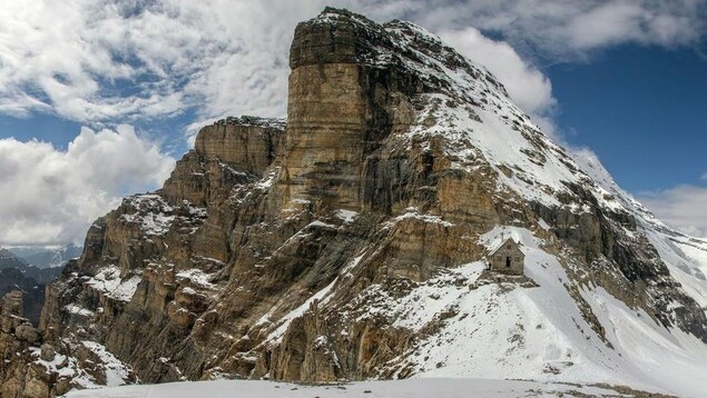 Le refuge du col Abbot est construit sur une montagne enneigée. Le refuge du col Abbot est construit sur une montagne enneigée.
