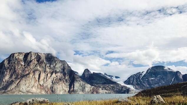 La vue sur les montagnes du fjord Sam Ford