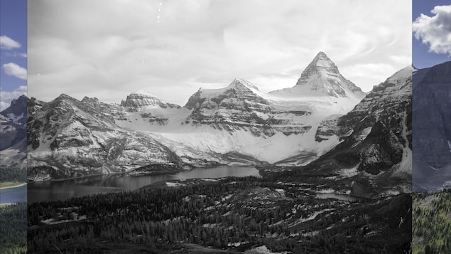 Vue sur sur une série de montages avec de la neige; une rivière longe les montagnes. Vue sur sur une série de montages avec de la neige; une rivière longe les montagnes.