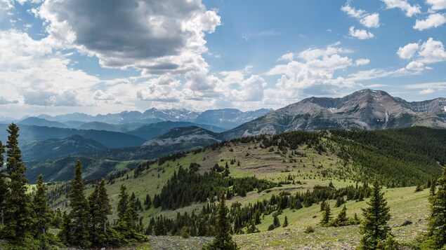 Des montagnes à perte de vue. Le ciel est bleu, il y a quelque nuage. Des montagnes à perte de vue. Le ciel est bleu, il y a quelque nuage.