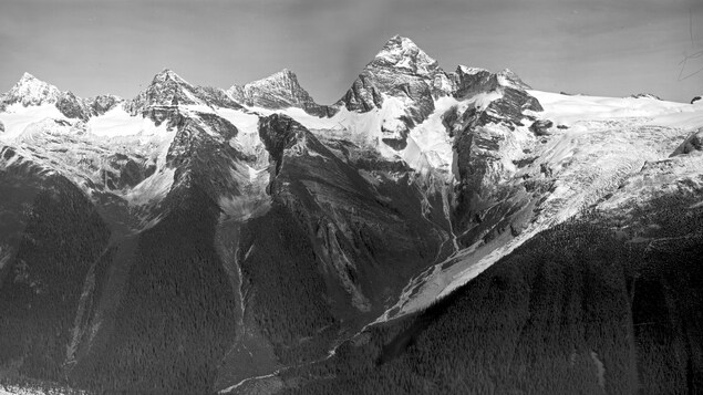 Une série de montagnes avec beaucoup de neige. Une série de montagnes avec beaucoup de neige.
